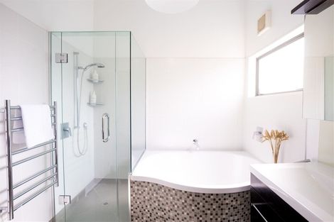 Photo of property in 19 Tiri View Place, Waiake, Auckland, 0630