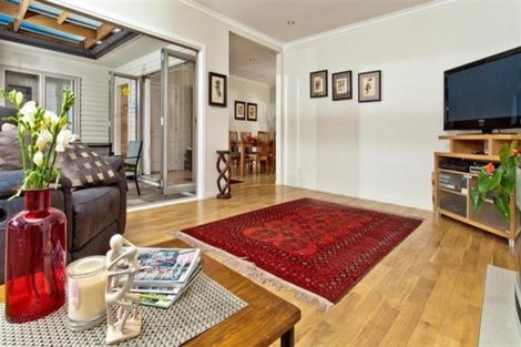 Photo of property in 212 East Coast Road, Forrest Hill, Auckland, 0620