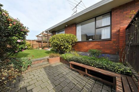 Photo of property in 2/2 Kingham Place, Avonhead, Christchurch, 8042