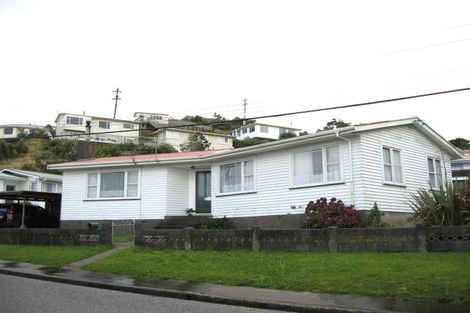 Photo of property in 2 Cotswold Crescent, Newlands, Wellington, 6037