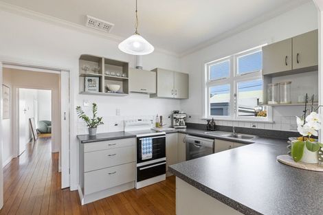 Photo of property in 40 Tukapa Street, Westown, New Plymouth, 4310