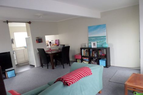 Photo of property in 3/49 Apu Crescent, Lyall Bay, Wellington, 6022