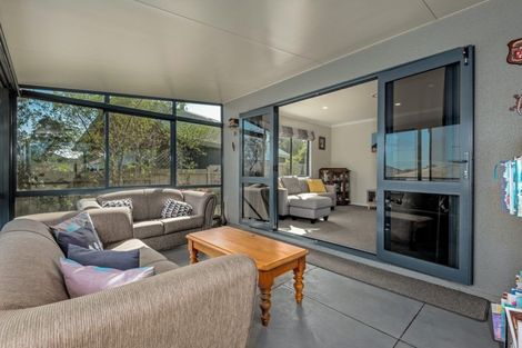 Photo of property in 3 Abby Road, Fitzherbert, Palmerston North, 4410