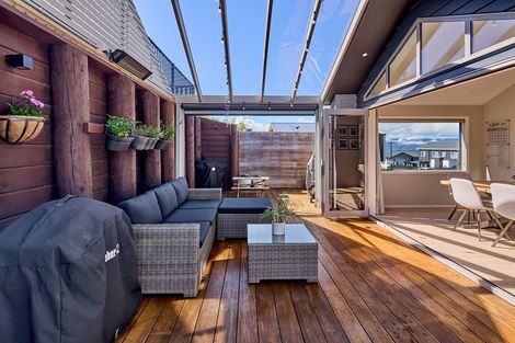 Photo of property in 28 Domett Street, Newlands, Wellington, 6037