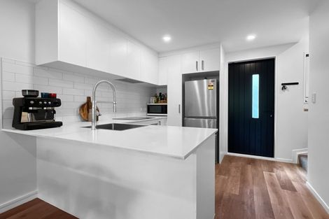 Photo of property in 31 Tokai Place, Glen Eden, 0602