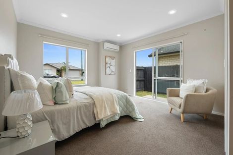 Photo of property in 5 Iwinuku Crescent, Wattle Downs, Auckland, 2103
