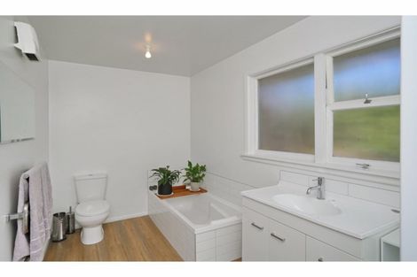 Photo of property in 80 Avonhead Road, Avonhead, Christchurch, 8042