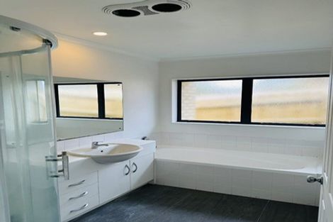 Photo of property in 5 Attymon Lane, East Tamaki, Auckland, 2016