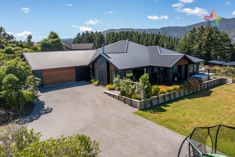 Photo of property in 13 Mount Marua Way, Timberlea, Upper Hutt, 5018