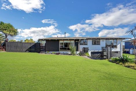 Photo of property in 44 Miltonia Avenue, Te Atatu South, Auckland, 0610