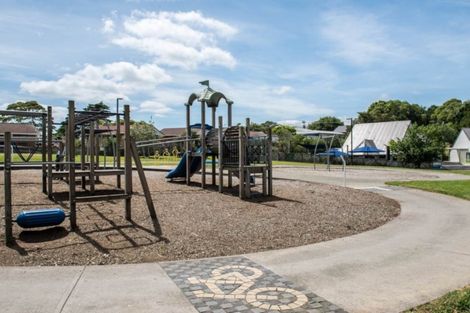 Photo of property in The Haven, 5/120 Beach Haven Road, Beach Haven, Auckland, 0626