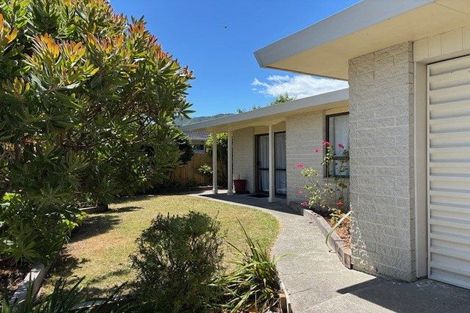 Photo of property in 28 Rewarewa Crescent, Waikanae, 5036