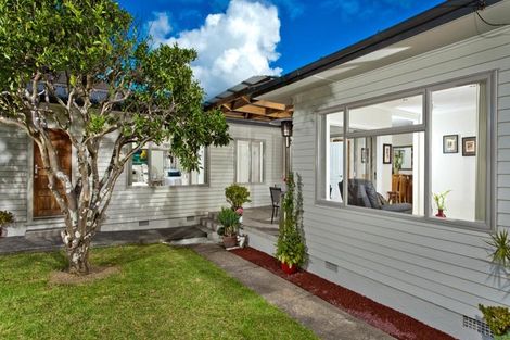 Photo of property in 212 East Coast Road, Forrest Hill, Auckland, 0620