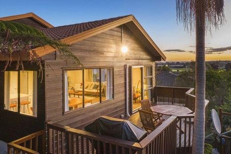 Photo of property in 2/23 Gwenand Place, Botany Downs, Auckland, 2010