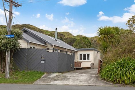 Photo of property in 2 Te Pari Pari Road, Pukerua Bay, 5026