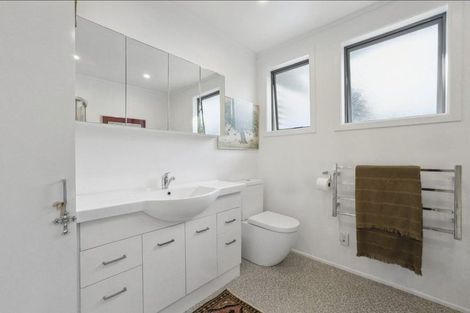 Photo of property in 90 Crawford Avenue, Mangere Bridge, Auckland, 2022