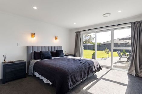 Photo of property in 111 Johnstone Drive, Fitzherbert, Palmerston North, 4410