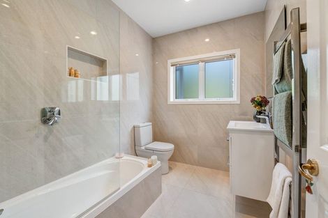 Photo of property in 21 Korotaha Terrace, Rothesay Bay, Auckland, 0630