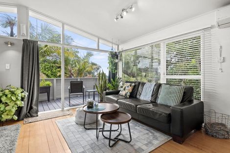 Photo of property in 2 Lyons Avenue, Murrays Bay, Auckland, 0630