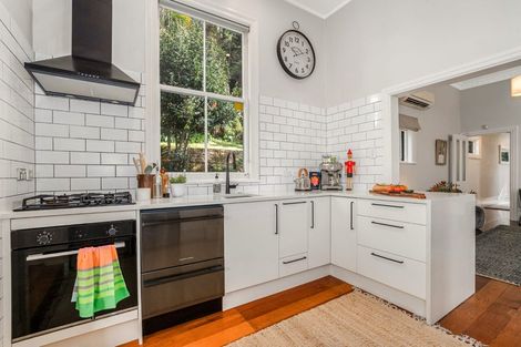 Photo of property in 9 Ranfurly Terrace, Mount Cook, Wellington, 6021