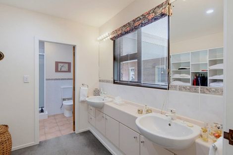 Photo of property in 10 Karaka Grove, Waikanae, 5036