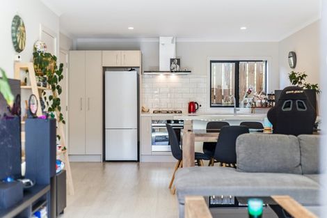 Photo of property in 7/9 Surrey Street, Tawa, Wellington, 5028