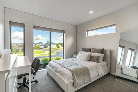Photo of property in 14 Waikohi Avenue, Glenbrook, 2681