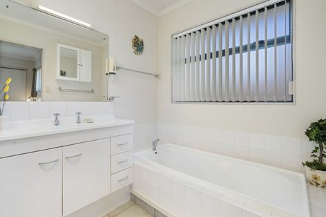Photo of property in 6 Whalers Rise, Whalers Gate, New Plymouth, 4310
