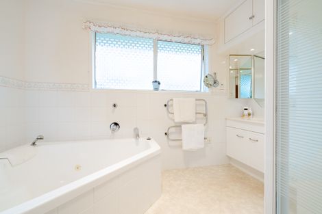 Photo of property in 17 Scanlen Terrace, Kelston, Auckland, 0602