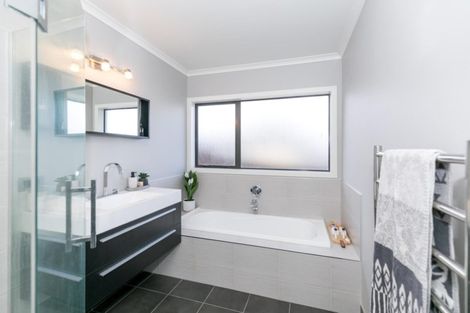 Photo of property in 10 The Dales, Dinsdale, Hamilton, 3204