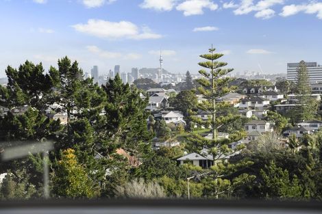 Photo of property in 32a Parr Terrace, Castor Bay, Auckland, 0620