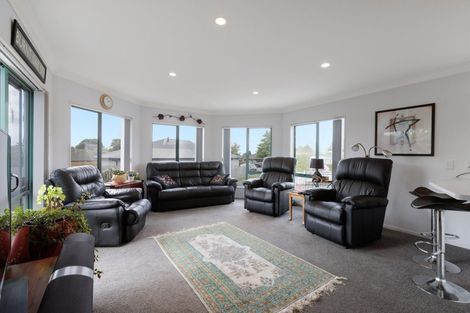 Photo of property in 4 Burnt Oak Drive, Pyes Pa, Tauranga, 3112