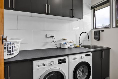 Photo of property in 6a Brixham Place, Merrilands, New Plymouth, 4312