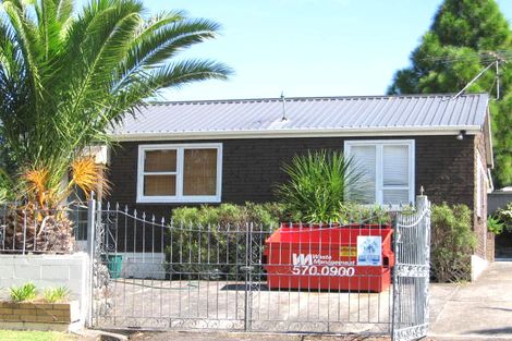 Photo of property in 11 Armstrong Place, New Lynn, Auckland, 0600