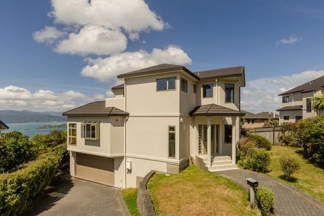 Photo of property in 42 Dress Circle, Newlands, Wellington, 6037