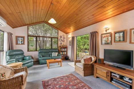 Photo of property in 2/5 Wernham Place, Northcote, Auckland, 0626