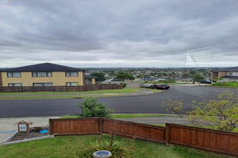 Photo of property in 2 Kirikiri Drive, Papakura, 2110