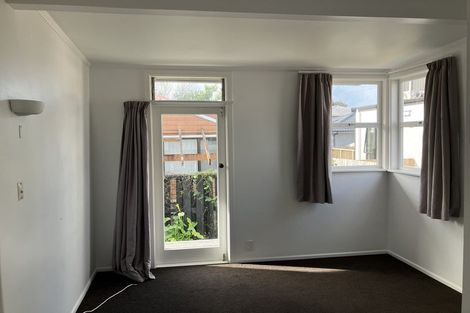 Photo of property in 2/17a Hillcrest Avenue, Hillcrest, Auckland, 0627