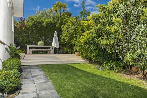 Photo of property in 2/102 Beresford Street, Bayswater, Auckland, 0622