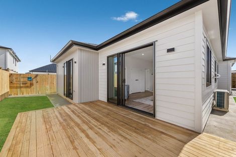 Photo of property in 4 Ngakau Road, Karaka, 2113