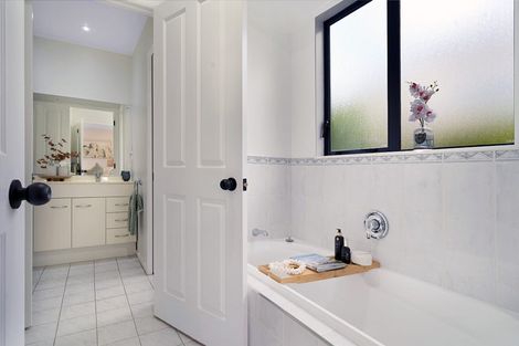 Photo of property in 8 Coupland Court, Glendene, Auckland, 0602