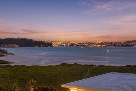 Photo of property in 16 Oakpark Place, West Harbour, Auckland, 0618