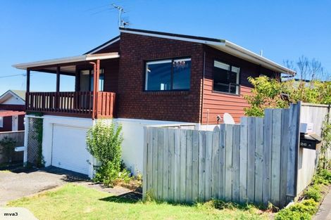 Photo of property in 24a East Coast Road, Milford, Auckland, 0620