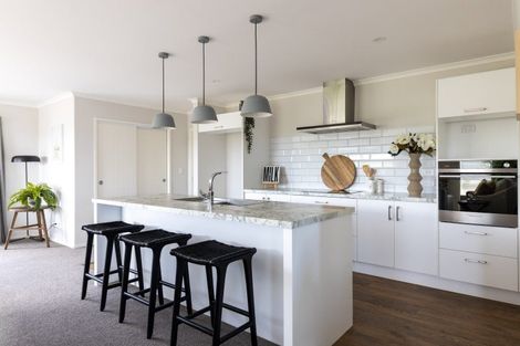 Photo of property in 3 Oakmont Crescent, Waiwhakaiho, New Plymouth, 4312