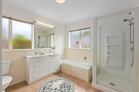 Photo of property in 106 Lakeside Drive, Orewa, 0931