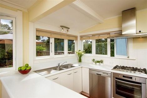 Photo of property in 24 Le Roy Terrace, Birkenhead, Auckland, 0626