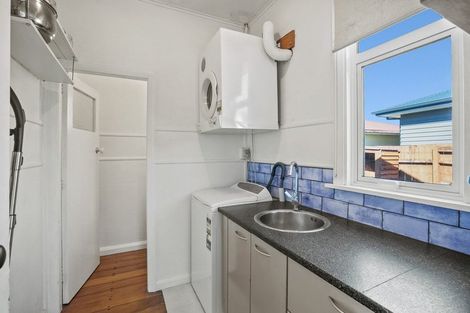 Photo of property in 41 Omata Road, Marfell, New Plymouth, 4310