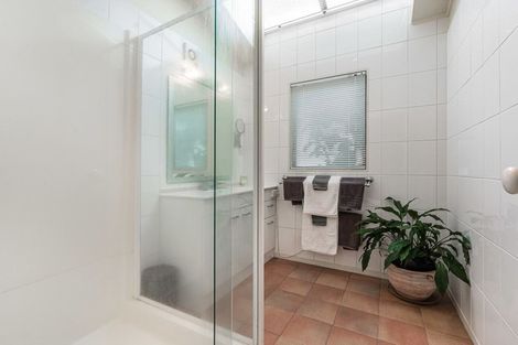 Photo of property in 1/2 Valley Road, Northcote, Auckland, 0626