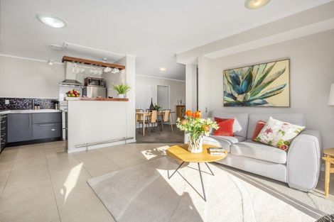 Photo of property in 15a Seaview Road, Paremata, Porirua, 5024