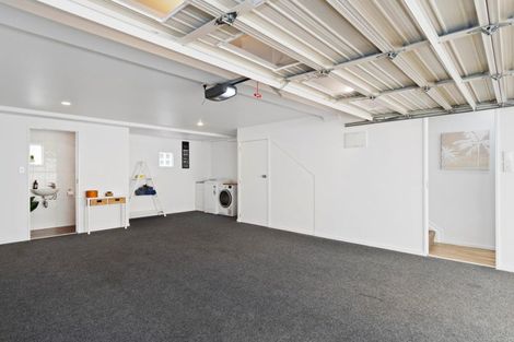 Photo of property in 2/6 Marine Parade, Mount Maunganui, 3116